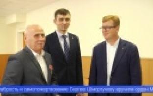Сегодня в администрации города чествовали первоуральца Сергея Шморгунова