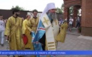 Несколько сотен верующих собрались в одном из городских храмов