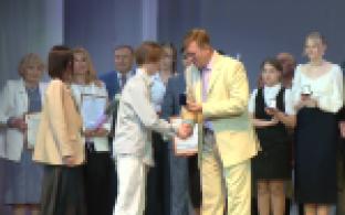 Медали за особые успехи в учении сегодня вручили первоуральским отличникам и хорошистам