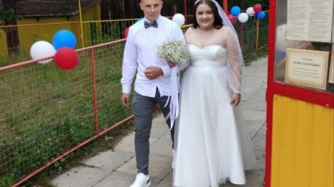 Первоуральцы сегодня сыграли свадьбу в Парке новой культуры