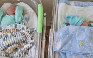 Врачи Областной детской клинической больницы выходили братьев-близнецов, рождённых с весом всего один килограмм