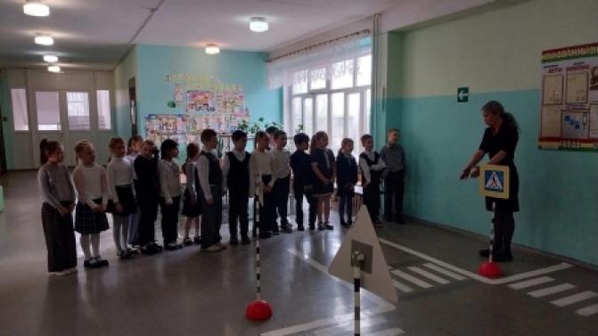 Автоинспекторы объясняют юным первоуральцам правила дорожного движения