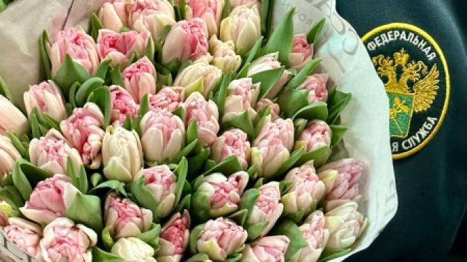 900 тонн цветов завезли на Урал к 8 Марта