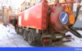 Коммунальщики продолжают усиленно работать над прочисткой забившихся колодцев