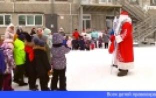 Полицейский Дед мороз отправился в детские сады Первоуральска