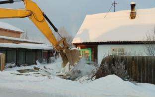 В Первоуральске приступили к сносу дома №4 в переулке Новосёлов