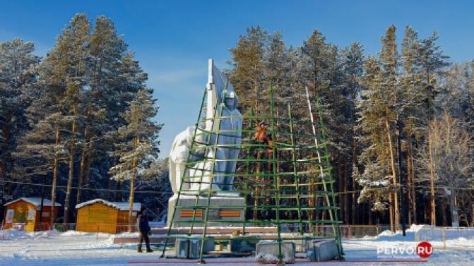 В парке Первоуральска приступили к монтажу новогодней ели