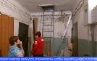 Жителей дома на улице Чкалова залило водой с чердака