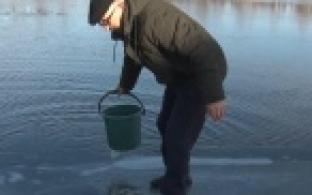 Воду из реки вынуждены набирать и использовать жители села Слобода