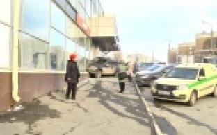 Иномарка протаранила торговый центр в Первоуральске