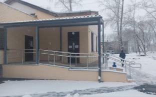 В больнице Первоуральска оборудовали пандусы и благоустроили парковку