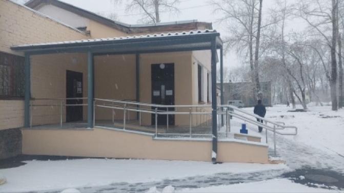В больнице Первоуральска оборудовали пандусы и благоустроили парковку