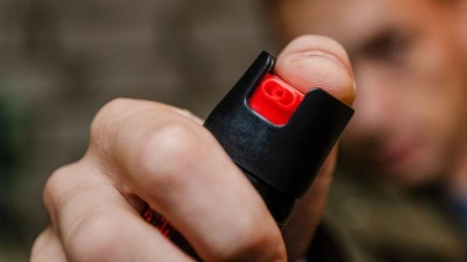 Пострадали 7 школьников от распыления перцового баллончика