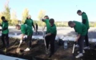 Первоуральцы приняли участие в высадке растений на мемориале Славы