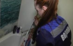 Специалисты администрации взяли пробы воды в квартирах первоуральцев