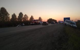 На трассе столкнулись легковушка и микроавтобус с детьми