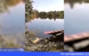 В микрорайоне Магнитка грузовик утонул в пруду