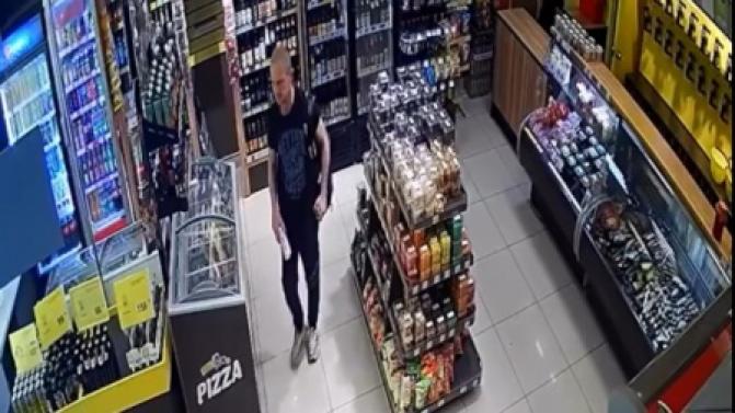 Полицейские ищут любителя расплачиваться чужими карточками