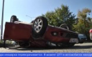 Легковой автомобиль перевернулся на улице Вайнера