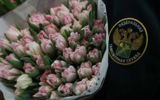 168 тонн цветов оформили таможенники в Кольцово в преддверии 1 сентября