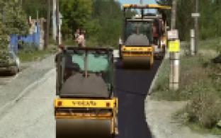 Рабочие приступили к укладке асфальта на проезжей части от улицы Вайнера до плотины Верхнего пруда