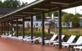 На берегу Билимбаевского пруда продолжается благоустройство набережной и базы отдыха