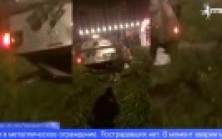 Иномарка вылетела с дороги, а затем перевернулась