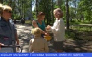 Первоуральцы прошлись по улицам с «Корзиной радости»