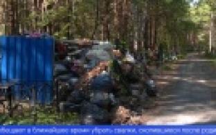 Огромная свалка мусора рядом с могилами