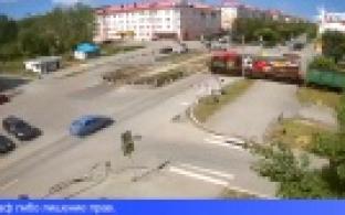 В Первоуральске водитель джипа едва не попал под поезд