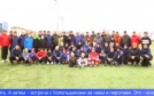 Товарищескую игру с болельщиками провели хоккеисты "Уральского трубника"