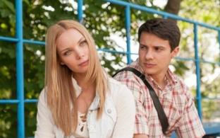 Смотрите премьеру телесериала "Я рядом" на телеканале ПТВ