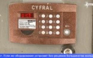 Жители одного из домов разделились на два лагеря из-за домофона