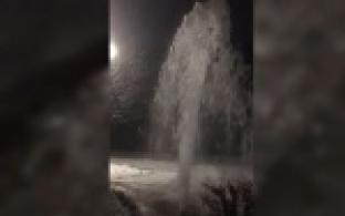 В Первоуральске из-под земли забил фонтан