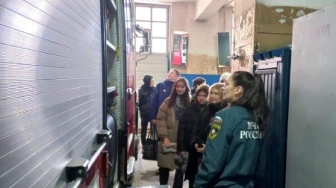 Первоуральские пожарные провели урок профориентации для учащихся школы №2