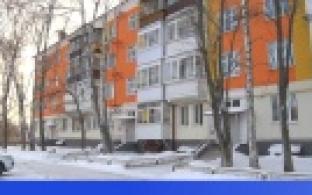 Жители одного из домов на пр. Ильича пытаются избавиться от плесени