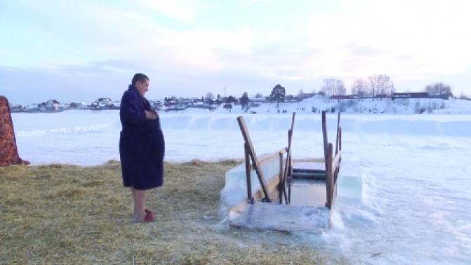 Больше тысячи первоуральцев окунулись в прорубь на Крещение