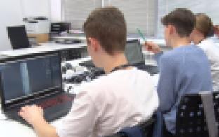 Около 20 школьников собрались сегодня в первоуральском технопарке