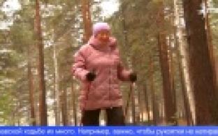 Для пожилых первоуральцев провели занятие по скандинавской ходьбе