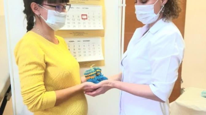 В честь Дня беременной женщины медики подарили будущим мамам пинетки