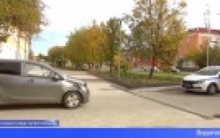 В центре Первоуральска электросамокат столкнулся с автомобилем