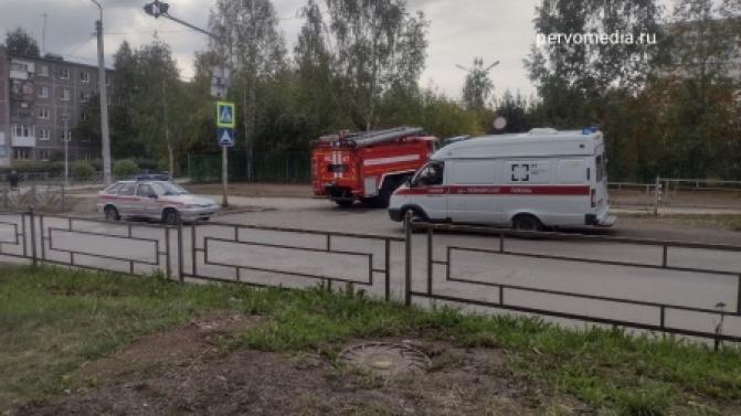 Утром у школы 7 вновь собрались экстренные службы