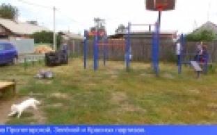 В микрорайоне Динас провели субботник на детской площадке