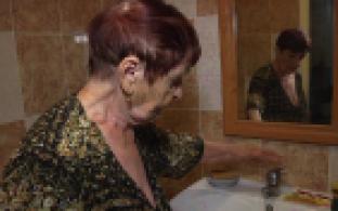 Жительница Первоуральска пытается добиться, чтобы в кране был нормальный напор