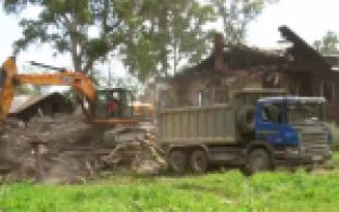 Ещё один старый дом начали сносить в Первоуральске