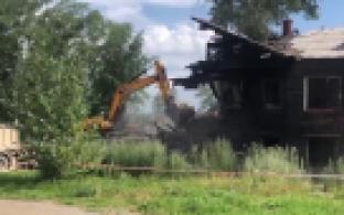 В микрорайоне Динас на улице Пушкина, 18 сносят аварийный дом