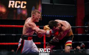 Первоуральский боксёр Марк Урванов одержал победу в поединке с Дмитрием Хасиевым