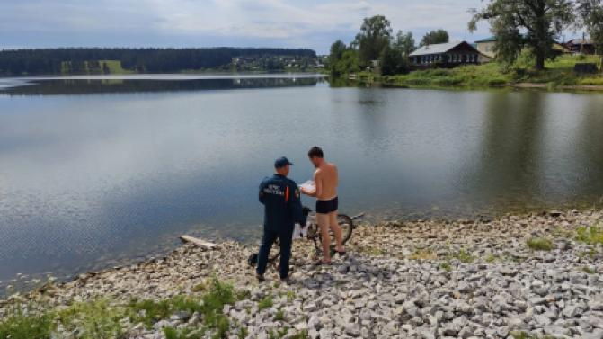 О безопасности во время отдыха у воды напомнили первоуральские спасатели