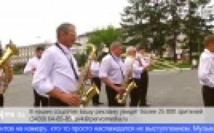 Духовой оркестр «Серебряные трубы» прошел с дефиле по улицам Первоуральска