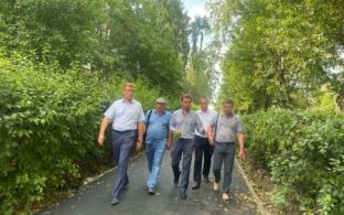 Проверили, как идет ремонт дороги и тротуаров на улице Трубников